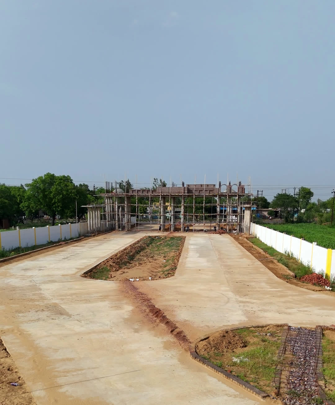 Main entrance axis road leading to the gate